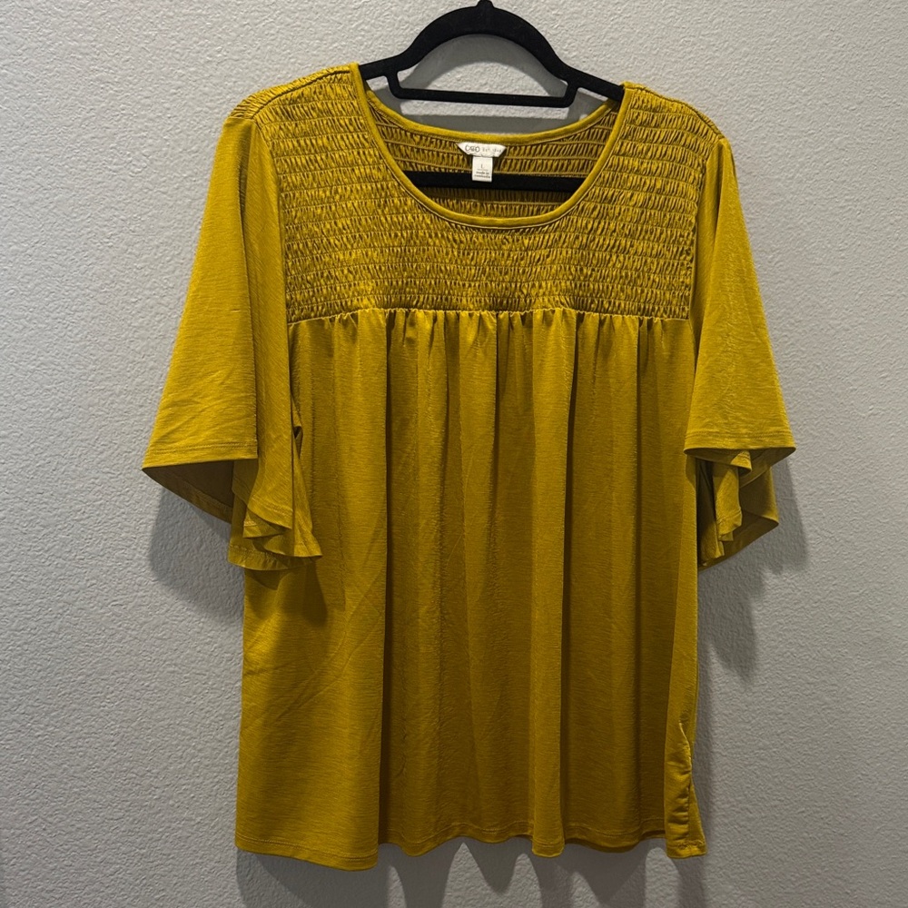 ✨ Cato Gold Blouse w/ Flowy Short Sleeves and Smocked Neckline–Elegant– Size L ✨
